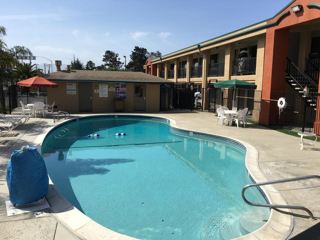 Super 8 By Wyndham Salinas Motel Exterior photo