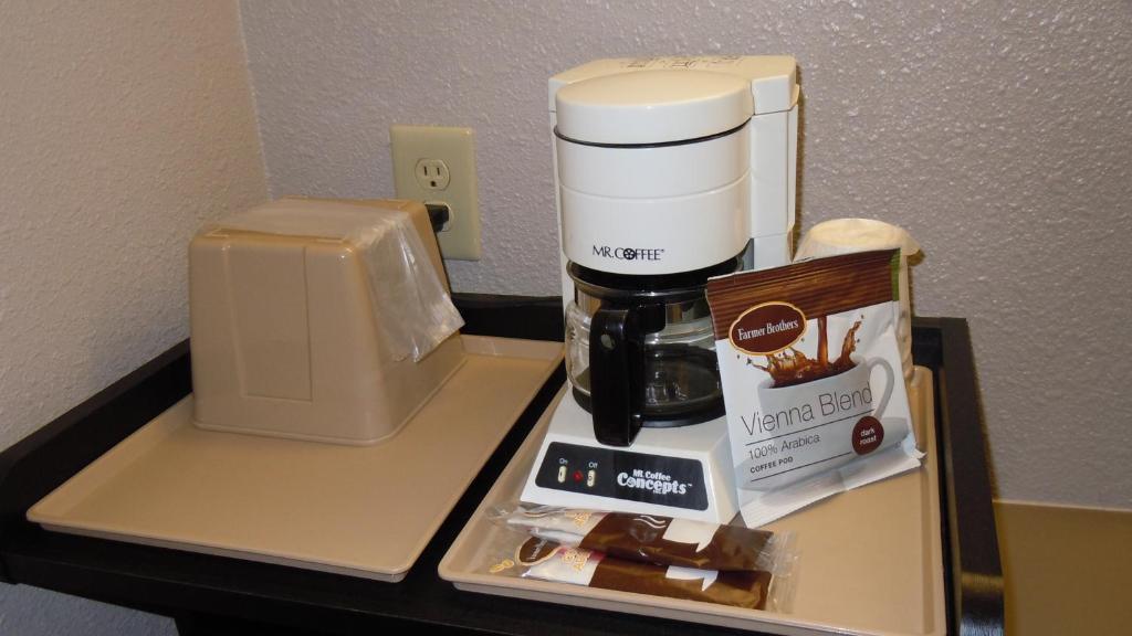Super 8 By Wyndham Salinas Motel Room photo