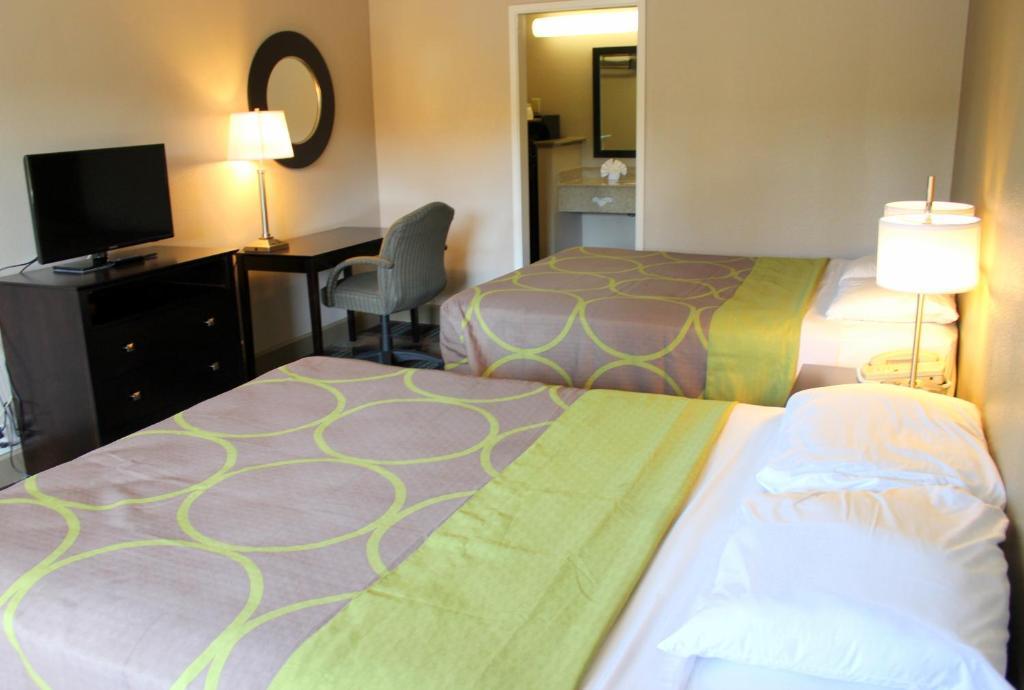 Super 8 By Wyndham Salinas Motel Room photo