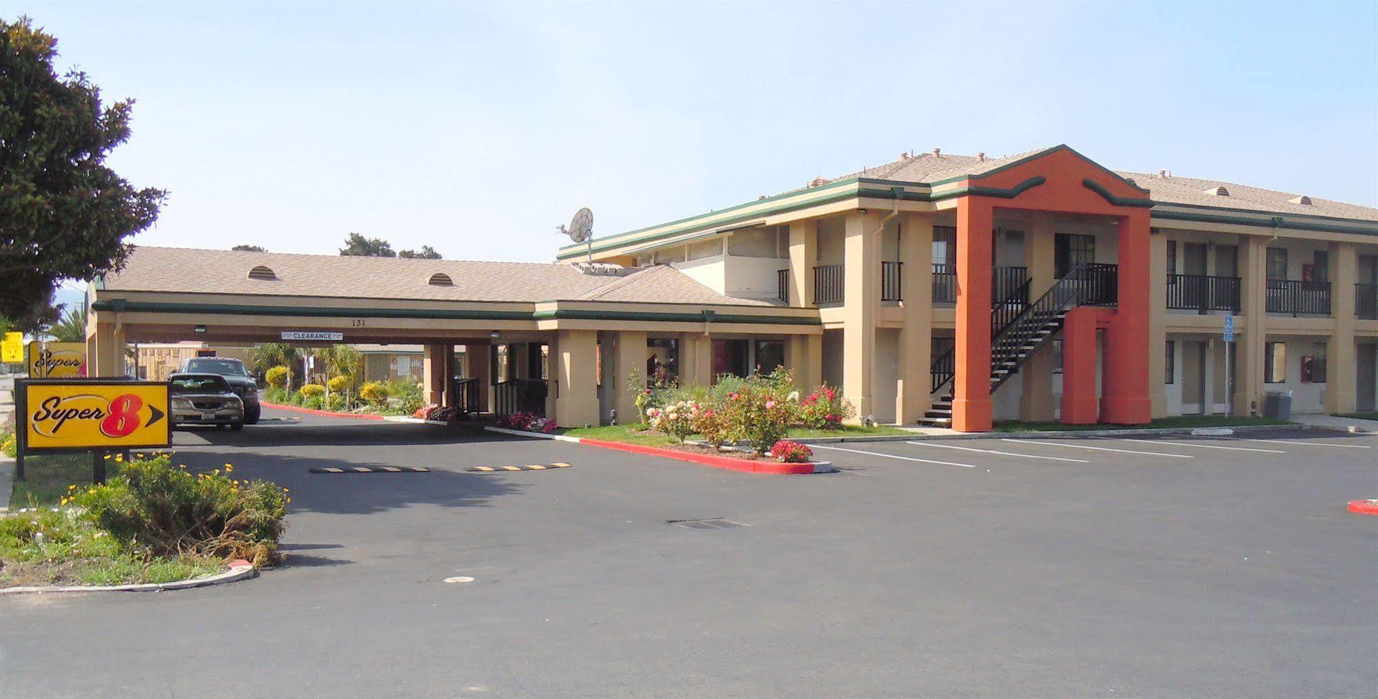 Super 8 By Wyndham Salinas Motel Exterior photo